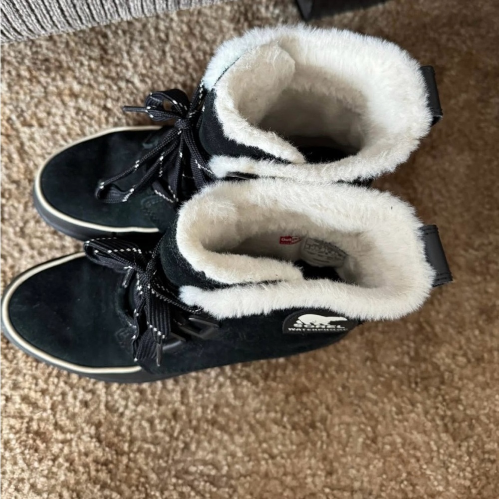 Sorel Black Winter Boots with White Fur Lining